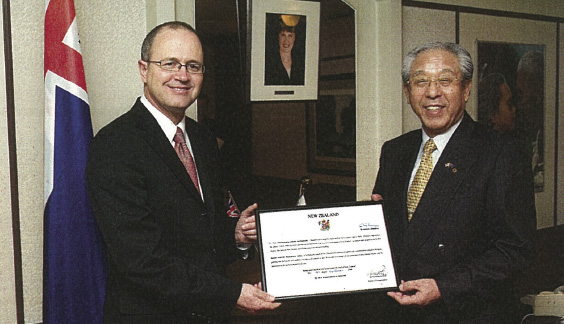 2006（平成18)年12月、在札幌ニュージーランド名誉領事就任「ジョン・マッカーサー大使」と