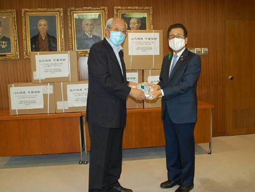 中国江蘇省道日中からの寄付（医療用マスク、防護服）を秋元札幌市長に進呈